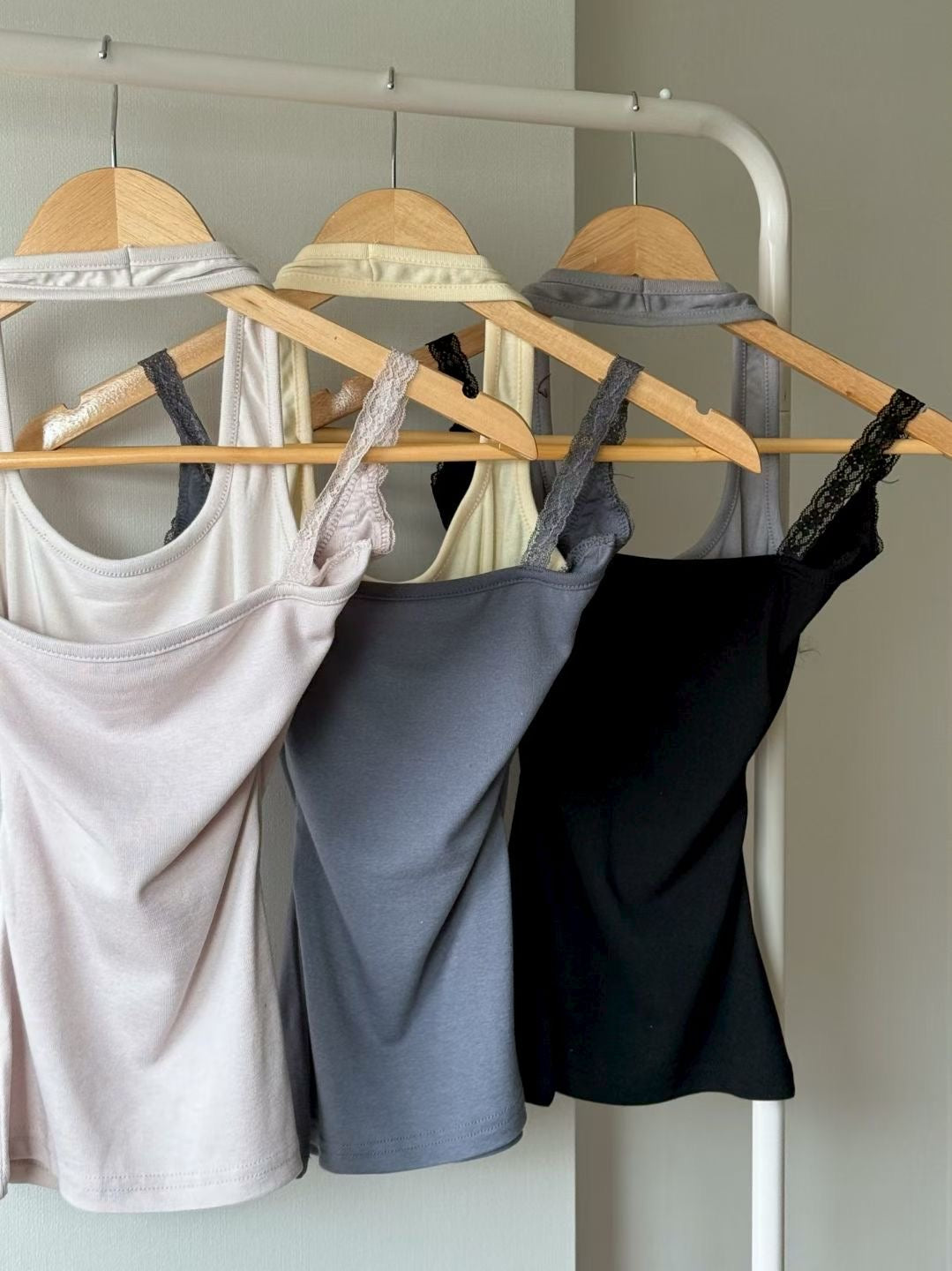 Fake Two-pieced Lace Camisole