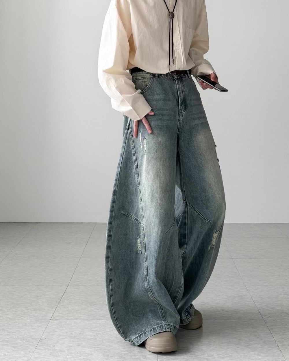洗水牛仔彎刀褲 Washed Barrel-leg Demin Jeans
