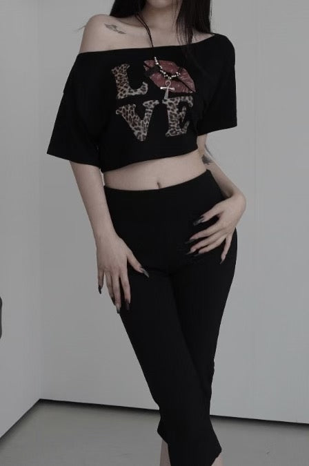 豹紋LOVE露肩短版上衣 Leopard “LOVE” Off Shoulder Crop Top