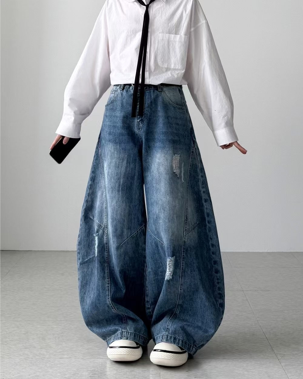 洗水牛仔彎刀褲 Washed Barrel-leg Demin Jeans
