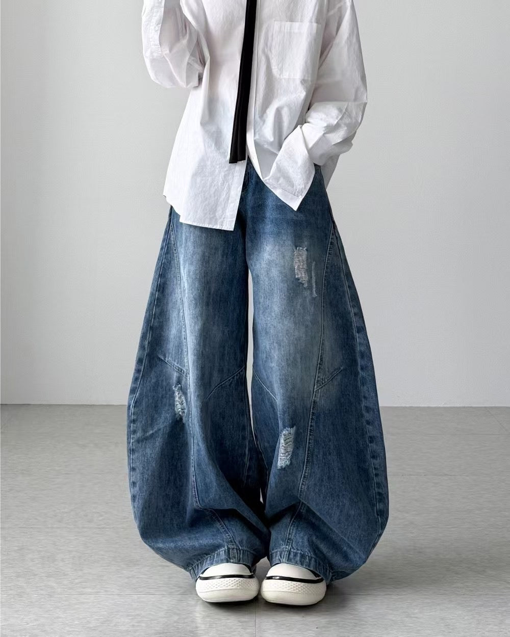 洗水牛仔彎刀褲 Washed Barrel-leg Demin Jeans